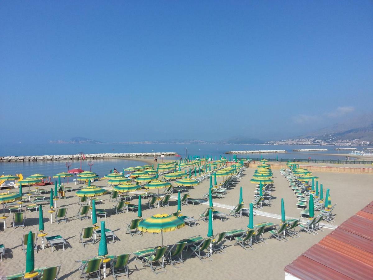 Guesthouse Holiday Formia Beach Exterior photo