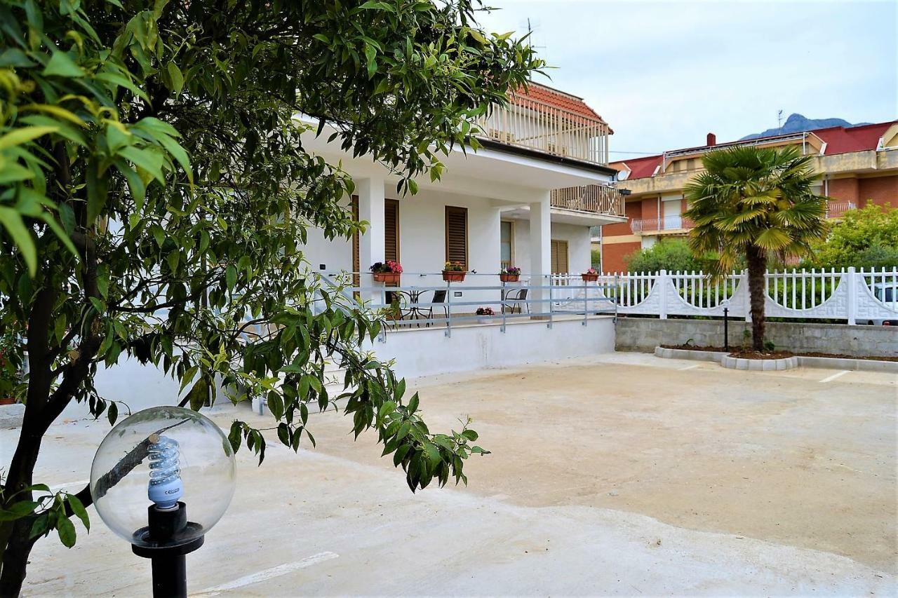 Guesthouse Holiday Formia Beach Exterior photo
